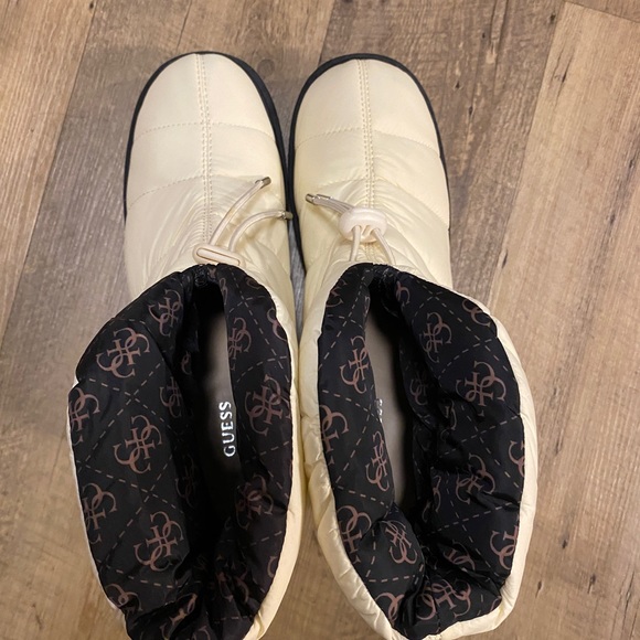 NWT Guess Leeda Padded Logo Snow Boots, size 9 - Picture 8 of 9